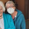 Änne Matschewsky kann ihren 110. Geburtstag wegen einer Covid-Infektion leider nicht so groß feiern wie geplant. Gratulanten empfängt sie am Fenster.