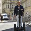 Duc Anh Le führt Touristen und Einheimische mit dem Segway durch Augsburg. Am Samstag war er im Fernsehen zu sehen. 	