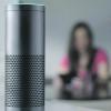 Amazon Alexa: Sobald der blaue Ring an der Oberseite des Geräts leuchtet, zeichnet das Gerät – hier Amazons „Echo“ – die Stimme des Benutzers auf.