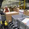Amazon-Logistikzentrum im brandenburgischen Brieselang: Der weltgrößte Versandhändler sucht für das Weihnachtsgeschäft in Deutschland rund 13 000 befristete Beschäftigte.