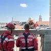 Die Höhenretter der Augsburger Berufsfeuerwehr mussten an der Fassade des Rathauses in schwindelerregender Höhe einen Bienenschwarm einfangen.