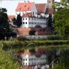 Die pure Romantik. Wie in einem schnulzigen Heimatfilm spiegelt sich das Gablinger Schloss im Wasser der Schmutter, während die Pedalisten unbeirrt ihrer Wege ziehen. 	