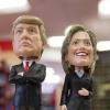 Wackelfiguren mit stilisierten Köpfen des republikanischen Kandidaten Donald Trump und der demokratischen Kandidatin Hillary Clinton werden in Washington verkauft.