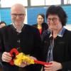 Bürgermeister Peter Högg übergab Hortleiterin Kerstin Lücke den „Hausschlüssel“ für die neuen Horträume.