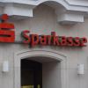 Zwischen der Sparkasse Dillingen-Nördlingen (hier die Hauptstelle in der Dillinger Königstraße) und der Sparkasse Donauwörth haben Fusionsverhandlungen begonnen. Der Zusammenschluss soll am 1. Januar 2025 perfekt sein. 