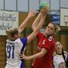 Lara Leis (rotes Trikot) und die Handballerinnen des TSV Aichach unterliegen auch dem TSV Simbach mit 16:27. Dabei geht das Team von Trainer Martin Fischer erstmals in dieser Saison in Führung. 