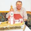 Zum 60. Geburtstag erhielt Kirchenpfleger Leonhard Forschner ein Modell „seiner“ Reichlinger Pfarrkirche, für die er sich seit 40 Jahren mit großem Engagement einsetzt.  