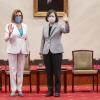 Auf diesem vom taiwanesischen Präsidialamt veröffentlichten Foto winken Nancy Pelosi (links),  Vorsitzende des US-Repräsentantenhauses, und Tsai Ing-wen, Präsidentin von Taiwan, während eines gemeinsamen Treffens.  