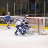 Von Sven Gäbelein sieht man nur mehr den Schlittschuh oben, ehe er jedoch gecheckt wurde, hatte er den Treffer zum 3:4 erzielt, links Mika Reuter, der den Pass gegeben hatte. Spielerisch taten sich die Landsberger gegen Pegnitz enorm schwer, aber sie kämpften mit allen Mitteln und am Ende auch erfolgreich. 