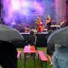 Beim Open Air Festival "Flair" mit der Gruppe Crosspop hielten die Zuschauerinnen und Zuschauer in Stadtbergen durch - auch bei einsetzendem Regen.