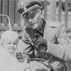 Rainer Diekmann als Baby mit seinem Vater Adolf Diekmann, dessen Name für eines der schlimmsten Kriegsverbrechen steht. Der Bataillonskommandeur der SS ordnete im Zweiten Weltkrieg die Auslöschung des französischen Dorfs Oradour-sur-Glane an. 