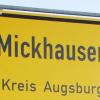 Der neue Bürgermeister von Mickhausen hat viel zu tun. 
