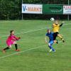 Voller Einsatz, aber an diesem Tag glücklos: Der Markt Walder Stürmer Daniel Kriger (gelbes Trikot) setzt in dieser Szene zum Kopfball an, blieb aber auch diesmal ohne Torerfolg. Am Ende gewann der TSV Kirchheim deutlich mit 5:1. 	