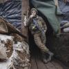Ein ukrainischer Soldat raucht in einem Schützengraben an der Trennlinie zu den pro-russischen Rebellen in der Region Donezk. In Genf haben Vertreter Russlands und der USA verhandelt - in der Ukraine-Krise gab es aber keine Annäherung.