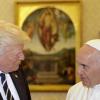 Donald Trump hat auf Twitter die Nase vor Papst Franziskus. Der US-Präsident überholte den Pontifex um eine Million Follower. Insgesamt lesen 40 Millionen die Tweets von Trump.