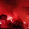 Fans entzünden in Belgrad Fackeln beim Halbfinale zwischen Partizan und Roter Stern.