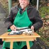 Künstler Manfred Johannes Nittbaur bei der Arbeit im Freien. Am Rosenmontag feiert der Wertinger seinen 75. Geburtstag. 