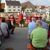 Erstmals hat am Daitinger Dorfbrunnen eine Serenade stattgefunden.  	