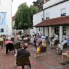 Auf einer großen Videowand konnte das lauschende Publikum im Brunnenhof der Stadtpfarrkirche St. Martin das Carillonkonzert mit dem Würzburger Carillonneur Jürgen Buchner auch optisch mit verfolgen. 	 	