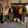 Dr. Tobias Engelschalk fühlt sich sichtlich wohl beim Team der Familienstation Fischach. Sie nehmen ihn in die Mitte: Kathrin Scholz (Kindergarten St. Michael, Fischach), Christine Zöpf-Aumüller (Kindergarten St. Wolfgang, Mickhausen), Hivita Belgard (Schulsozialarbeit GS/MS Fischach-Langenneufnach), Claudia Winkler-Eichinger (Kinderhaus St. Martin, Langenneufnach), Kirsten Strobel (Leiterin Familienstation Fischach), Gabriella Mayer (Mobile Sonderpädagogische Hilfe, Dinkelscherben) und Karolina Högg (Schulsozialarbeit GS/MS Fischach-Langenneufnach).