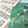 Jedem zeigt Meinrad Engel seine Fußball-Sammelalben der Augsburger Quita-Werke nicht. Früher hat er auch Briefmarken gehortet, mittlerweile malt der 76-Jährige in seiner Freizeit lieber.  Fotos: Sarah Wenger