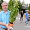 August 2013: Gustl Mollath verlässt nach siebeneinhalb Jahren mit einer Topfpflanze in der Hand das Bezirkskrankenhaus.