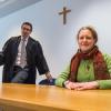 „Gott will es so“: Claudia Schwarz mit Anwalt Christian Rumberger. 	