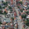 Die Untere Vorstadt von Aichach aus der Luft betrachtet. In der Bildmitte ist die Schrobenhausener Straße zu sehen, die ab der Neubaur-Kreuzung Gerhauser Straße heißt und auf das Untere Tor zuläuft.