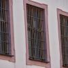 In der Justizvollzugsanstalt Kaisheim sorgte ein Häftling, der unter Drogeneinfluss stand, für mächtig Stress. In der Folge erfolgten Strafanzeigen gegen drei Bedienstete.  	