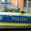 Die Polizei in Augsburg ermittelt gegen drei bislang unbekannte Personen.