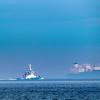 Die Offshore-Arbeitsplattform "JB119" und der LNG Tanker in der Ostsee vor dem Ostseebad Sellin.