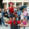 Akrobatik mit Humor: Das Duo Circo Eguap aus Argentinien zeigte in Neu-Ulm – hier auf dem Johannesplatz – seine Show „Rolling Bag“. 