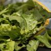 Abgepackter, geschnittener Salat sollte ganz schnell zubereitet werden. Nicht ohne Grund wird er mit einem Verbrauchsdatum verkauft.