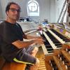 Intonateur Martin Geßner spielt die Orgel, bedient Pedale und zieht die Register.