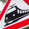 Immer wieder passieren an unbeschrankten Bahnübergängen schwere Unfälle. Wie jetzt auch in Soyen im Landkreis Rosenheim. Symbolbild
