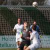 Maxi Heiß (dunkles Trikot) und der FC Stätzling wollen auch in Thalhofen etwas ergattern.  	 	