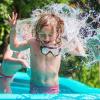 Kinder liebes es, im Sommer im Wasser zu planschen. Die DLRG warnt dafür, die Kleinen dabei nicht aus den Augen zu lassen. 