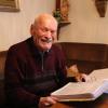 Valentin Mayer ist bei der Heimatforschung in seinem Element. Er heftet gerne Artikel aus der Illertisser Zeitung ab. Am Karfreitag wird er 100 Jahre alt.  	