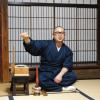 Zen-Meister Kawakami lehrt ein achtsames Leben und arbeitet deshalb mit einer Datenbrille, die seinen Lidschlag aufzeichnet.  