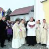 Bevor das Gotteshaus nach erfolgter Renovierung betreten wird, findet die Begrüßung vor der Kirche statt. Von rechts Diözesanadministrator Weihbischof Josef Grünwald, Pfarrer Michael Menzinger, Monsignore Hermann Zimmerer im Kreise von Ministranten. Links Bürgermeister Karl Janson und Ehefrau Christine Janson. Fotos: ub