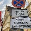 In Nördlingen warnt ein Schild die Bewohnerinnen und Bewohner vor einem Storchennest. 100 Storchenpaare gibt es im Donau-Ries.