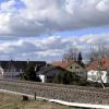 Mit der Elektrifizierung der Bahnstrecke zwischen Geltendorf und Lindau einher gehen auch Schallschutzmaßnahmen. In Alt-Kaufering (unser Foto) ist vorerst keine Schutzwand vorgesehen. 