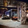 Ein beschädigtes Auto und ein beschädigter Bus stehen nach einem Unfall am Hauptbahnhof in Wiesbaden.