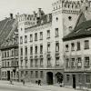 1930: Der Ulrichsplatz hieß bei dieser Aufnahme noch Maximiliansplatz. Ganz rechts am Ende der Häuserzeile steht das Pfarrhaus, daneben das noch erhaltene „Zinnenhaus“.