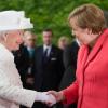 Zwei, die sich offenbar gut verstehen: Angela Merkel begrüßt Königin Elizabeth II.