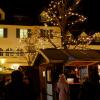 Viele Meringer kommen schon am Eröffnungstag auf den Marktplatz, um die weihnachtliche Stimmung zu genießen oder sich mit Freunden beziehungsweise der Familie beim Weihnachtsmarkt zu treffen. 