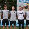 Die Trainer des FC Ehekirchen mit den Neuzugängen: Simon Schröttle (von links), Markus Müller, Maximilian Ettner, Niklas Goldmann und Michael Pankin. Mit Maximilian Bär fehlte ein weiterer Zugang beim Trainingsauftakt. Foto: Benjamin Sigmund 