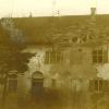 Der stark beschädigte Pfarrhof von Holzheim wurde in den Kampfhandlungen des 27. April 1945 dreimal getroffen. 	 