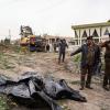 Mitglieder der Sicherheitskräfte zeigen auf einen Leichensack mit menschlichen Überresten, der in einem Massengrab im Westen von Mossul entdeckt wurde. Es wird angenommen, dass es sich dabei um die Opfer handelt, die während der Besetzung des Gebiets durch die Terrorgruppe Islamischer Staat (IS) im Jahr 2014 getötet und verscharrt wurden.