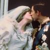 Charles gibt der 21-jährigen Diana - nun Prinzessin von Wales - auf dem Balkon des Buckingham Palastes einen Kuss. Millionen Menschen sehen vor den Fernsehbildschirmen zu.